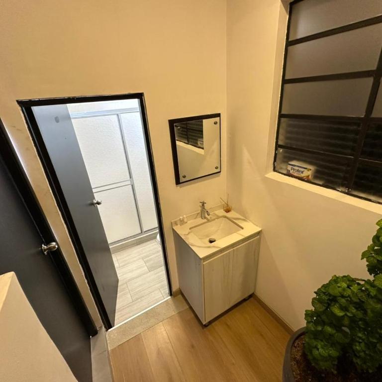 El Solar Casa Hotel - Habitación con cama extragrande y balcón - 3