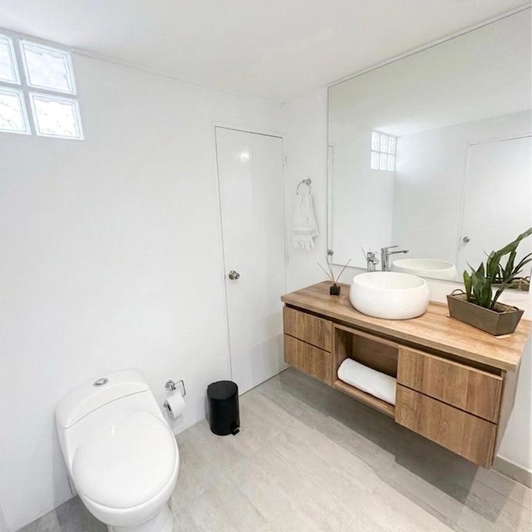 Exclusiva y cómoda casa totalmente equipada. La casa está ubicada en una parte muy estratégica de la ciudad, sector EL CABLE + ZONA ROSA + RESTAURANTES+ DISCOTECAS - Casa de 4 dormitorios - 7