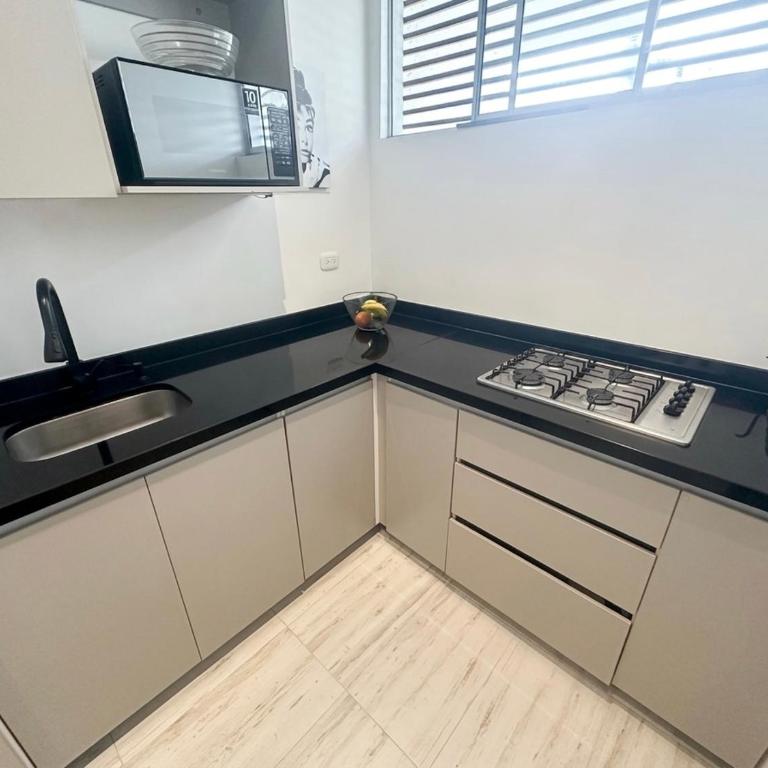 Exclusiva y cómoda casa totalmente equipada. La casa está ubicada en una parte muy estratégica de la ciudad, sector EL CABLE + ZONA ROSA + RESTAURANTES+ DISCOTECAS - Casa de 4 dormitorios - 16