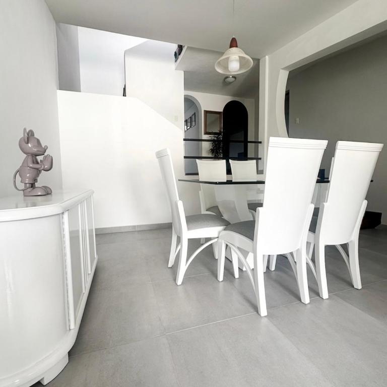 Exclusiva y cómoda casa totalmente equipada. La casa está ubicada en una parte muy estratégica de la ciudad, sector EL CABLE + ZONA ROSA + RESTAURANTES+ DISCOTECAS - Casa de 4 dormitorios - 8