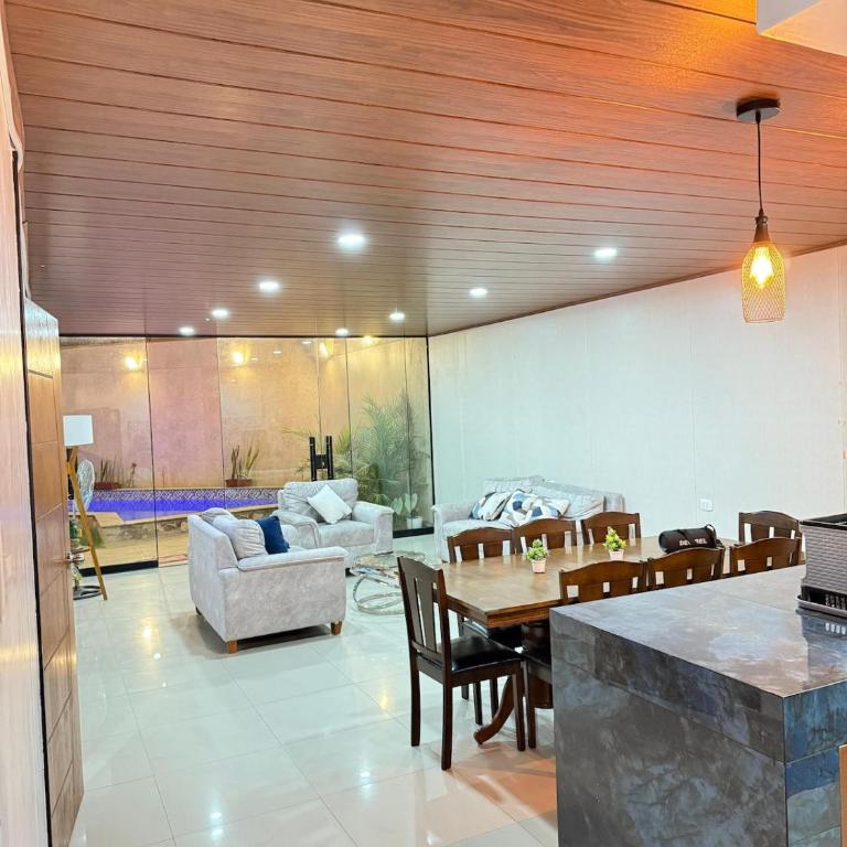 Pool house, garden, grill - Four-Bedroom House - 9