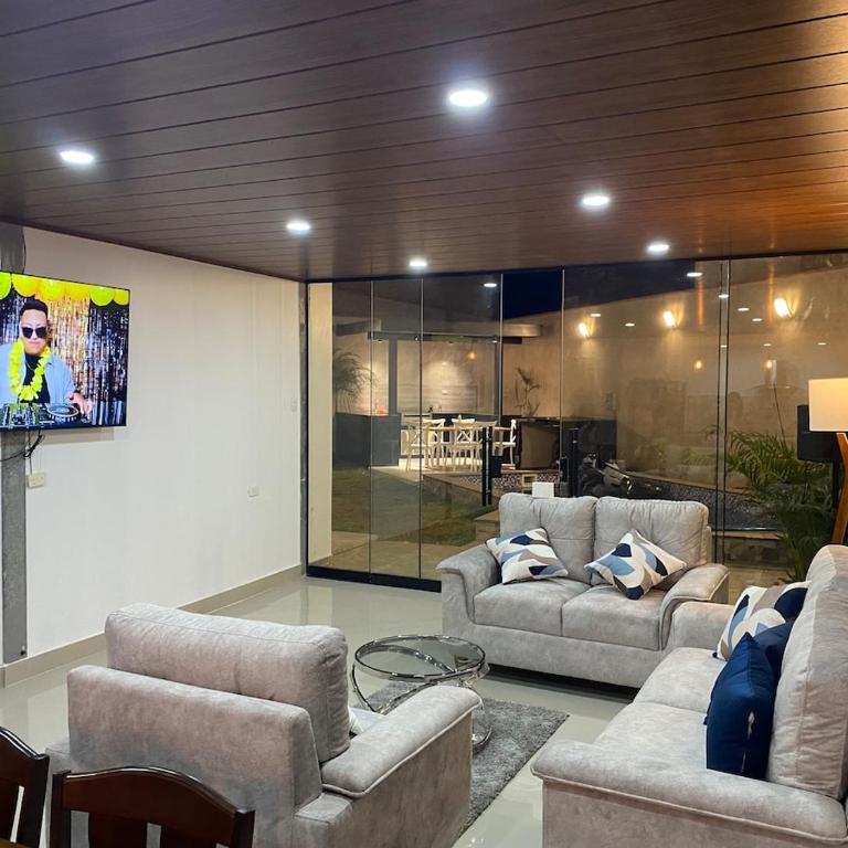 Pool house, garden, grill - Four-Bedroom House - 12