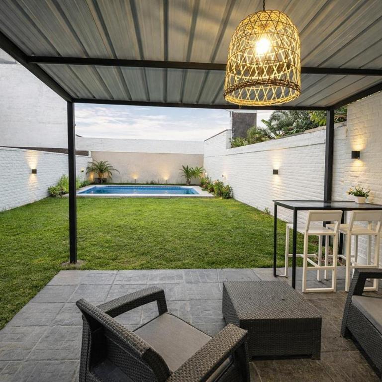 Casa Lima con pileta y jardín - Three-Bedroom House - 16