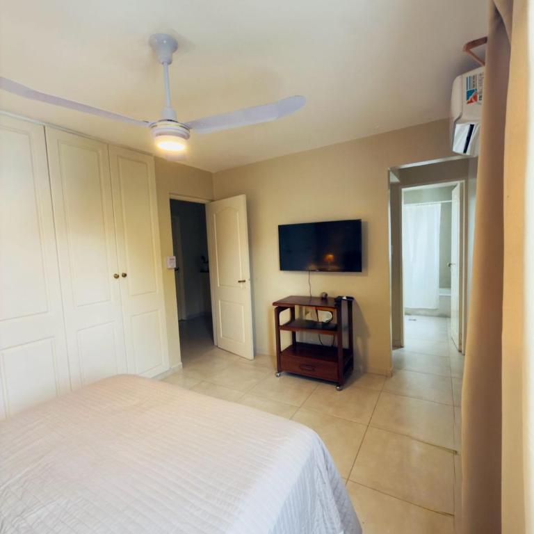 Casa Lima con pileta y jardín - Three-Bedroom House - 11