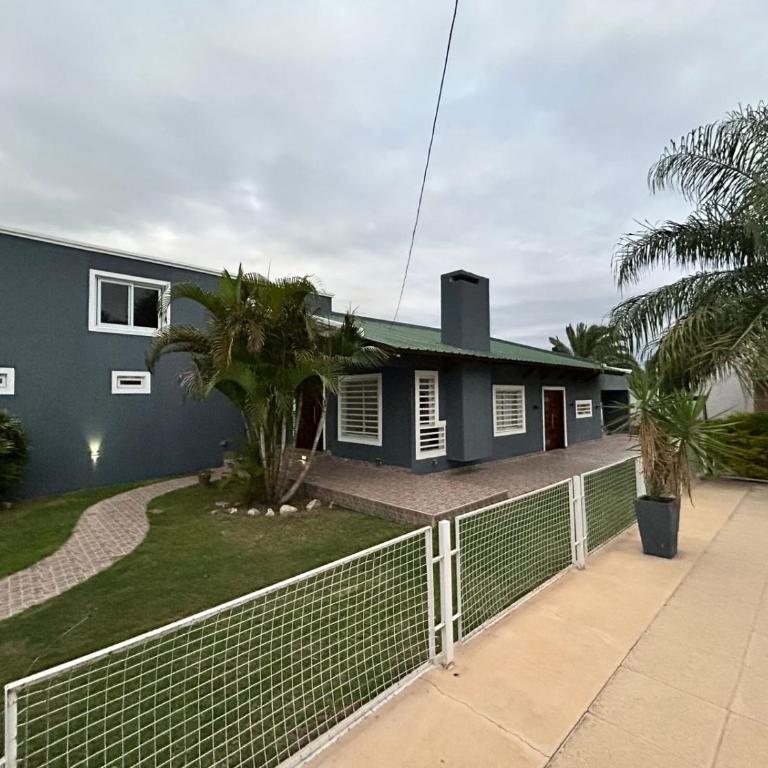 Hermosa Casa con Quincho y pileta - Three-Bedroom House - 1