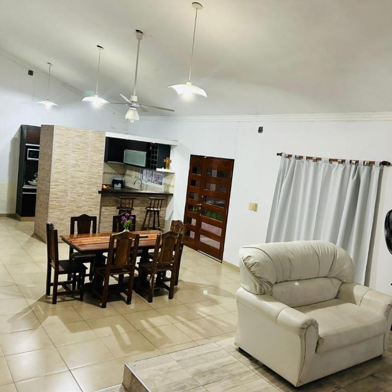 Hermosa Casa con Quincho y pileta - Three-Bedroom House - 13
