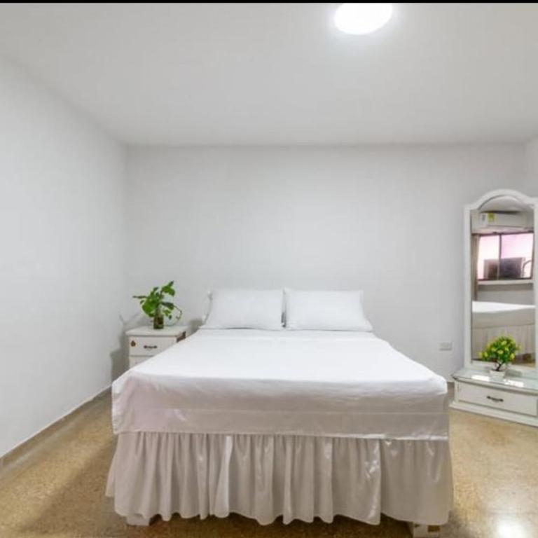 Guest bedrooms economy in Bocagrande Beach Cartagena - Standard Twin Room with Shared Bathroom - 4