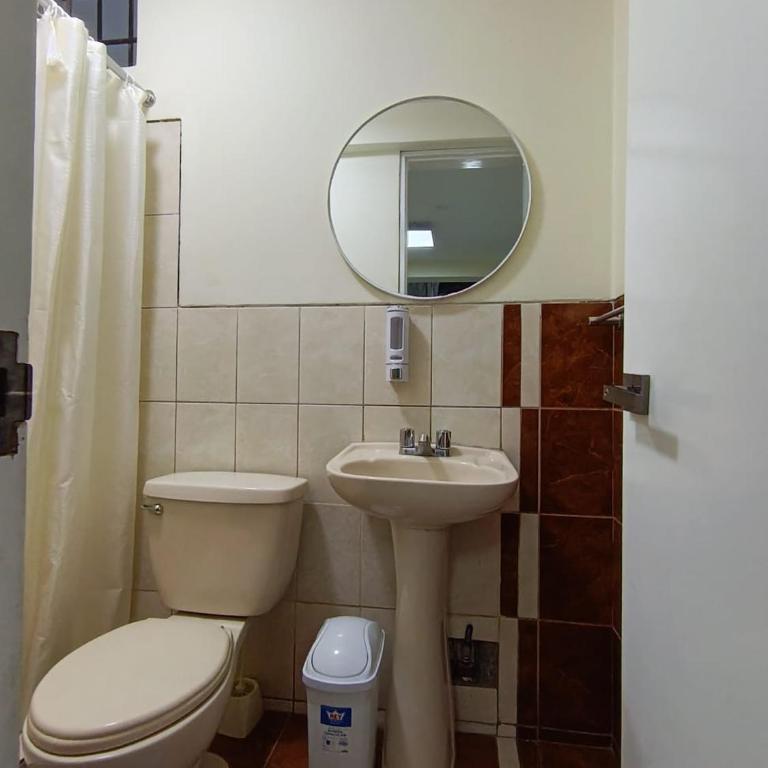 Habitaciones matrimoniales en el centro de la ciudad Ilo, Perú - Habitación Doble con baño privado - 5