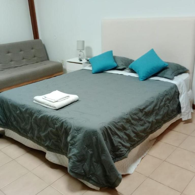 BauHouse Comfort Suites Asuncion - Habitación con cama grande y vistas al jardín - 9