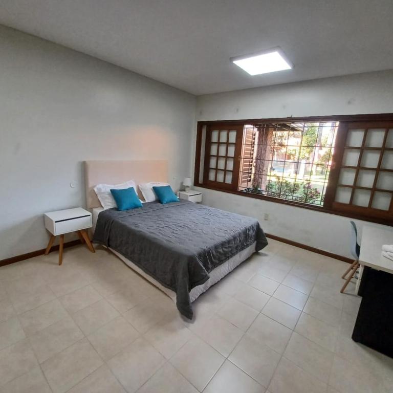 BauHouse Comfort Suites Asuncion - Habitación con cama grande y vistas al jardín - 2