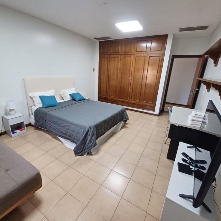BauHouse Comfort Suites Asuncion - Habitación con cama grande y vistas al jardín - 7