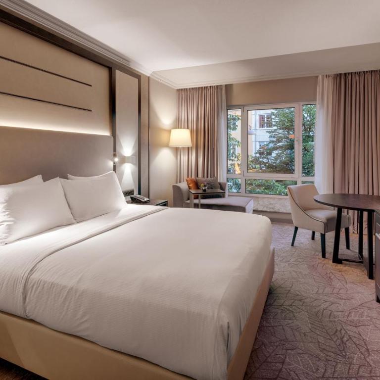 Hilton Munich City - Zimmer mit Kingsize Bett - 7