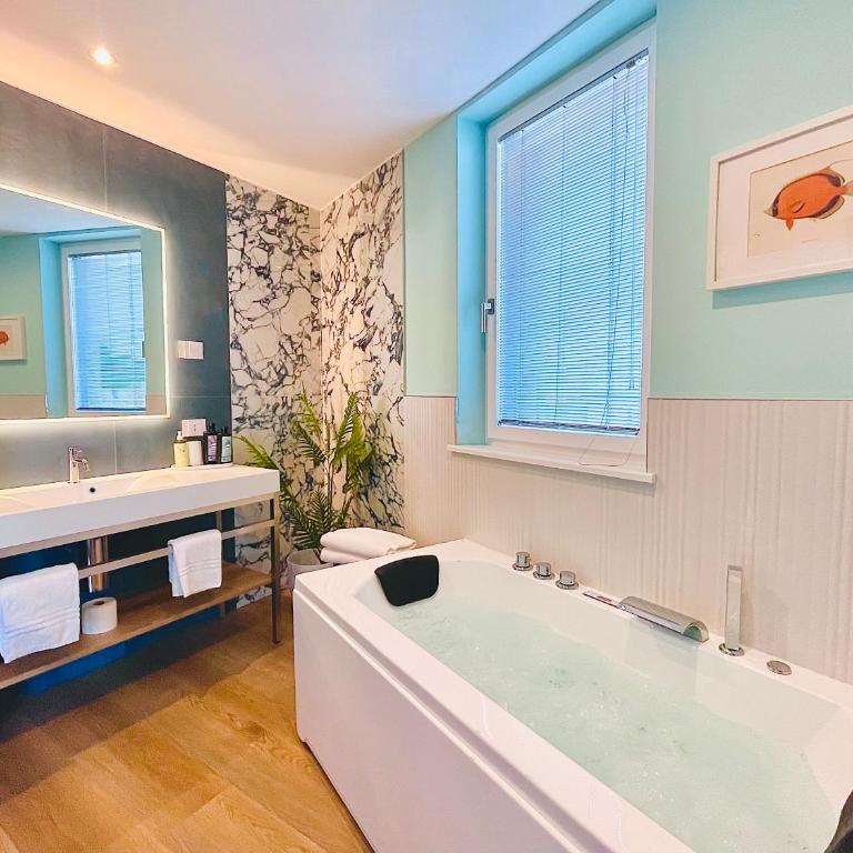 Plaza Lago di Garda Rooms - Rooftop, Lakeview & Jacuzzi - Deluxe Double Room with Spa Bath and Partial Lake View - 1