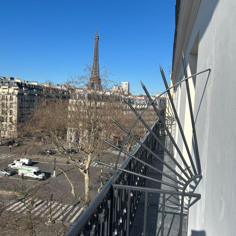 Eiffel Yard Hotel - Junior Suite - Eiffel Tower Side View - 5