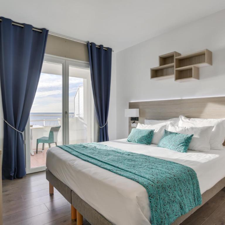 Les Palmiers - Panoramic Superior Double Room - Third Floor - Sea View - 4