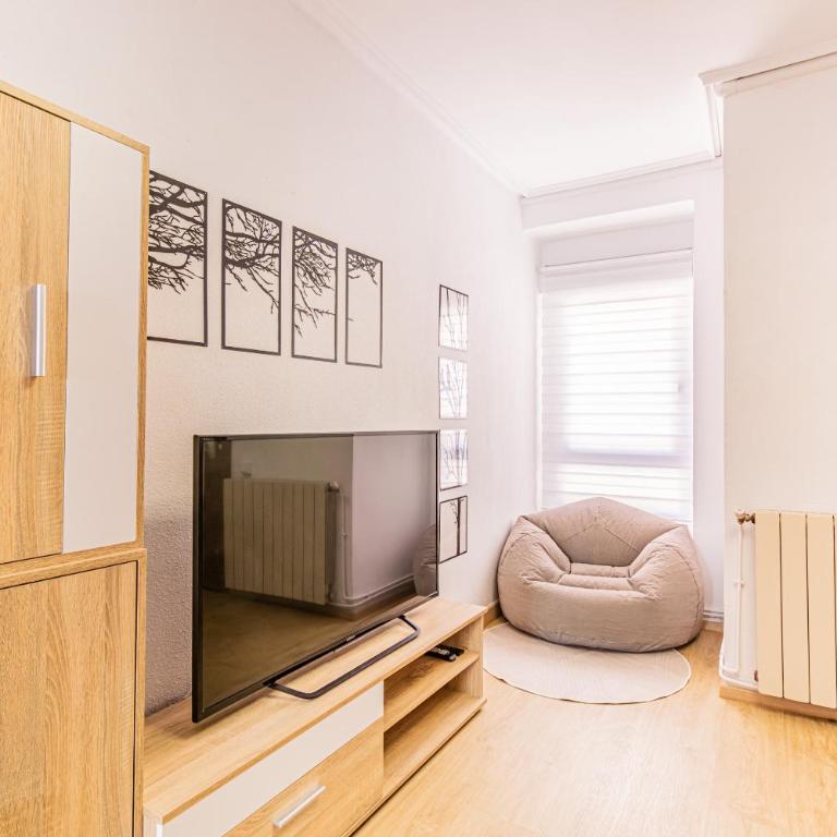 City Stay with 3 Bedrooms - Three-Bedroom Apartment - 4