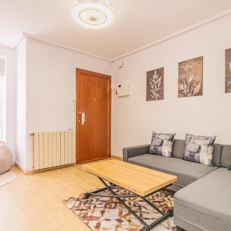 City Stay with 3 Bedrooms - Three-Bedroom Apartment - 8