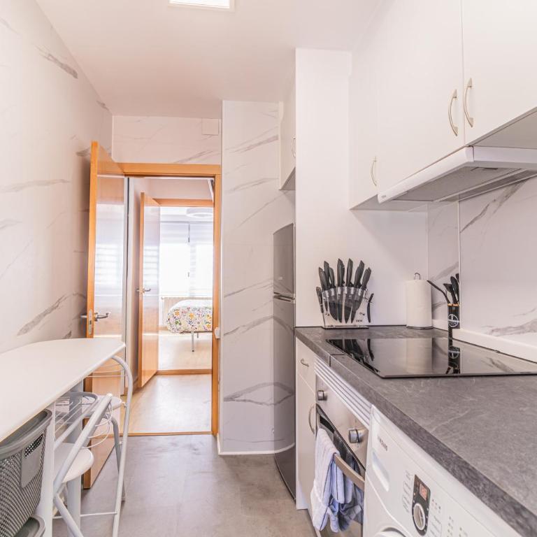 City Stay with 3 Bedrooms - Three-Bedroom Apartment - 10
