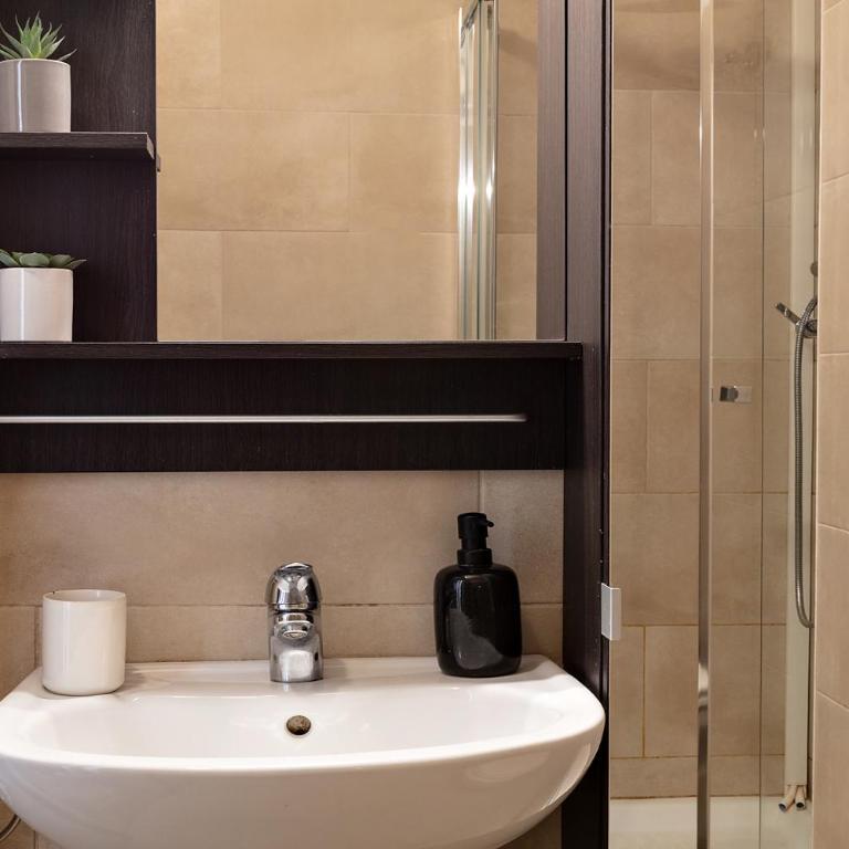 DeHomes - Ampia casa in centro 3 camere e 2 bagni - Appartamento Premium con 3 Camere da Letto e Balcone - 9