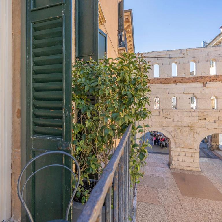 Residenza Palazzo Negri - Camera Matrimoniale Superior con Balcone e Vista Città - 17