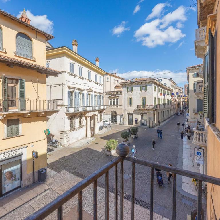 Residenza Palazzo Negri - Camera Matrimoniale Superior con Balcone e Vista Città - 18