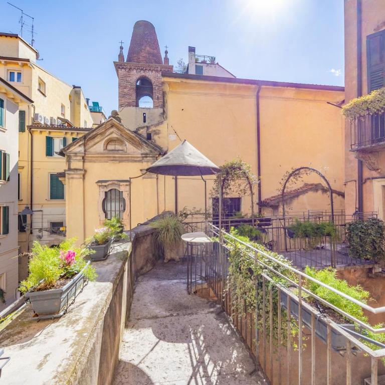 Residenza Palazzo Negri - Camera Matrimoniale con Terrazza e Vista Città - 20