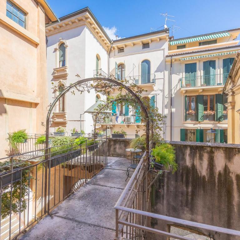 Residenza Palazzo Negri - Camera Matrimoniale con Terrazza e Vista Città - 14