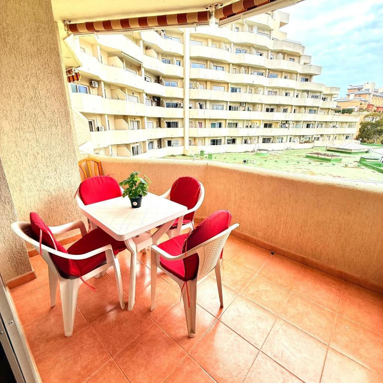 Pool View Apartment in Benalbeach - Apartamento con vistas a las montañas - 15