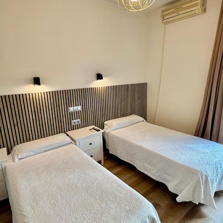 Hostal Fernández Atocha - Twin Room with Shared Bathroom - 1