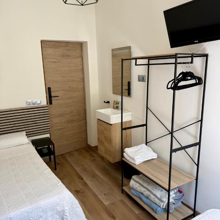 Hostal Fernández Atocha - Twin Room with Shared Bathroom - 6