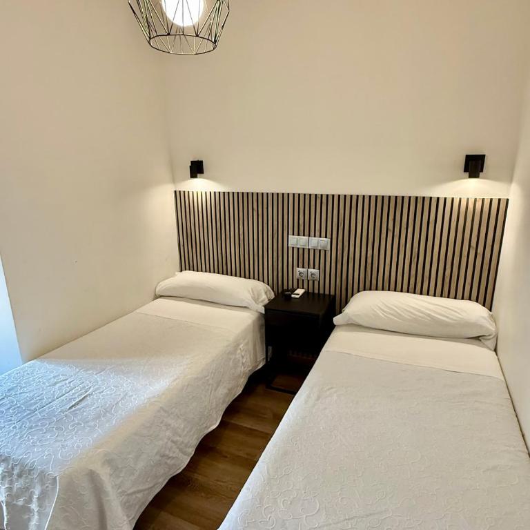 Hostal Fernández Atocha - Twin Room with Private Bathroom - 1
