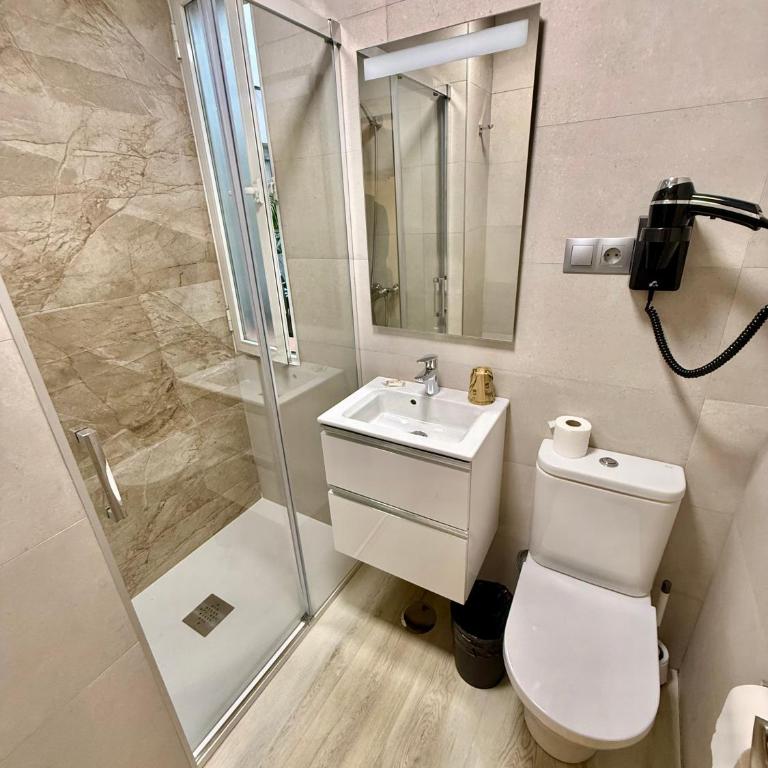Hostal Fernández Atocha - Twin Room with Private Bathroom - 3