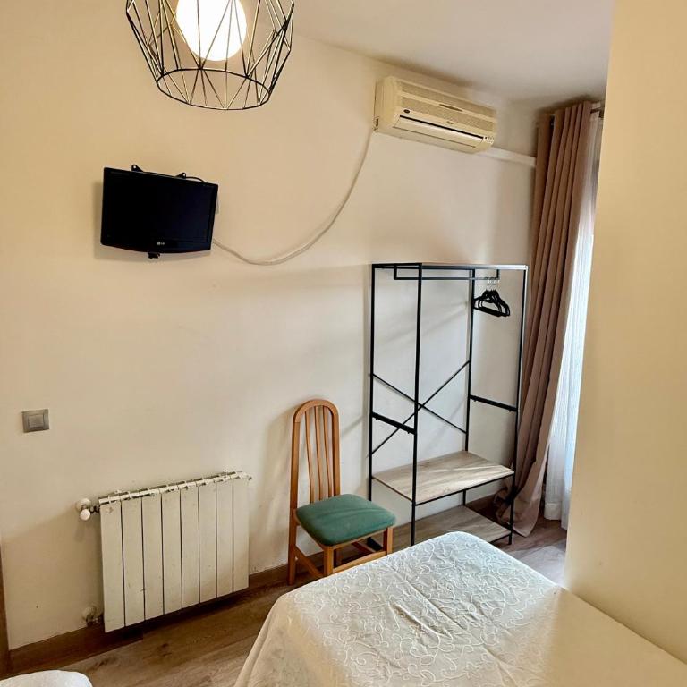 Hostal Fernández Atocha - Twin Room with Private Bathroom - 4