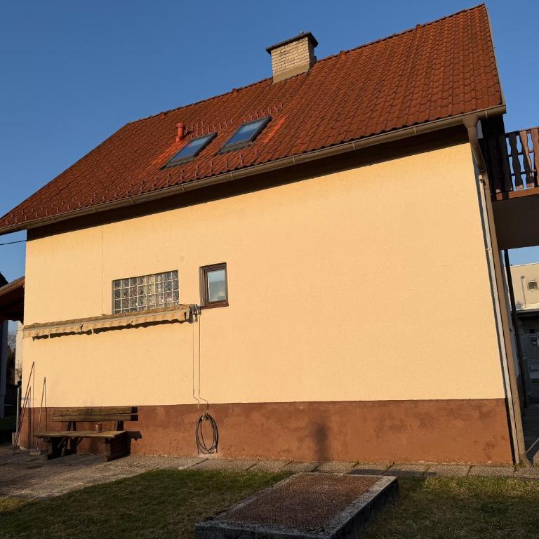 Großzügiges Einfamilienhaus samt Garten & riesiger Garage - Apartment - 43