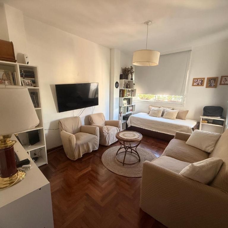 Luminoso depto de 3 amplios dormitorios y living comedor, cochera gratuita - Three-Bedroom Apartment - 3