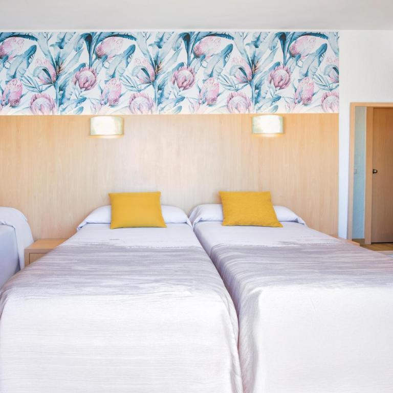 Hotel Servigroup Pueblo Benidorm - Habitación Doble con balcón (2 adultos + 1 niño) - 3