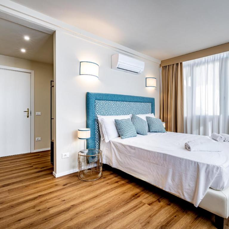 YD Four suites Ognissanti - Camera Matrimoniale Deluxe con Balcone - 6