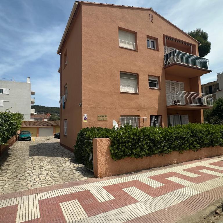 Apartamento céntrico con amplia terraza en L'Estartit - Parking incluido - Three-Bedroom Apartment - 19