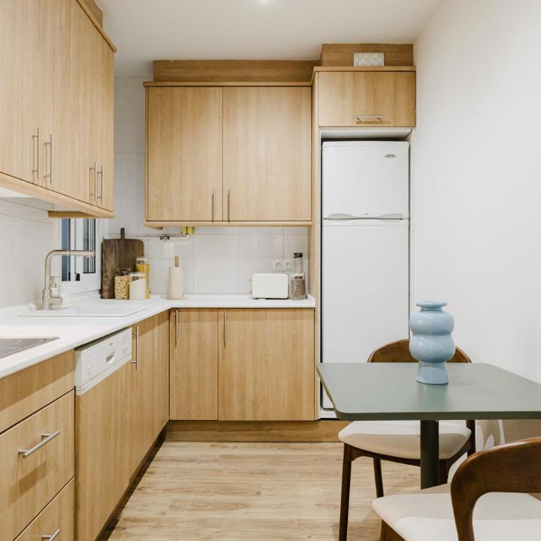 Elegant Stay at Sagrada Familia - Mallorca Street - Four-Bedroom Apartment with Balcony - 6