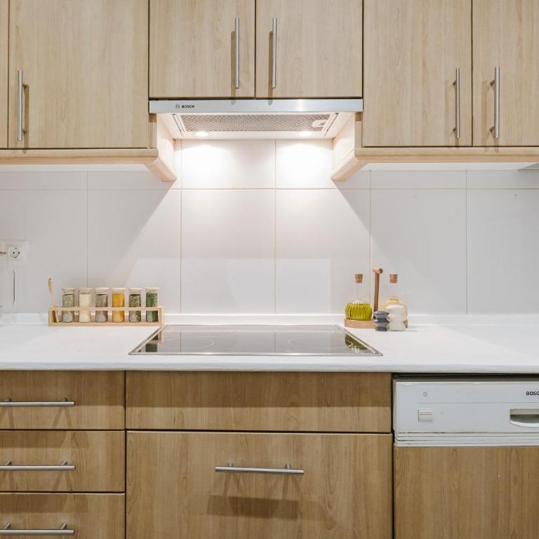 Elegant Stay at Sagrada Familia - Mallorca Street - Four-Bedroom Apartment with Balcony - 7