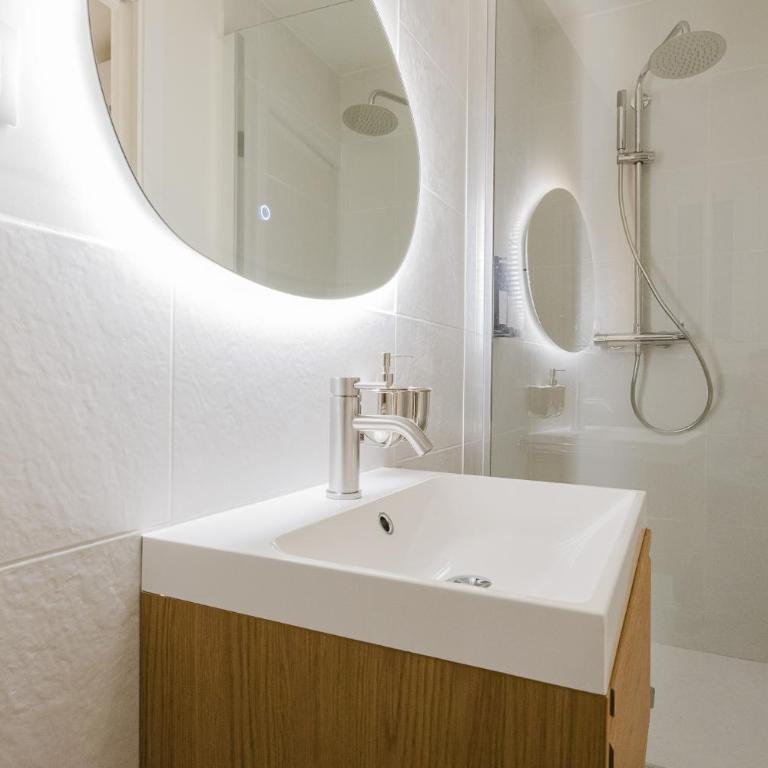 Elegant Stay at Sagrada Familia - Mallorca Street - Four-Bedroom Apartment with Balcony - 13