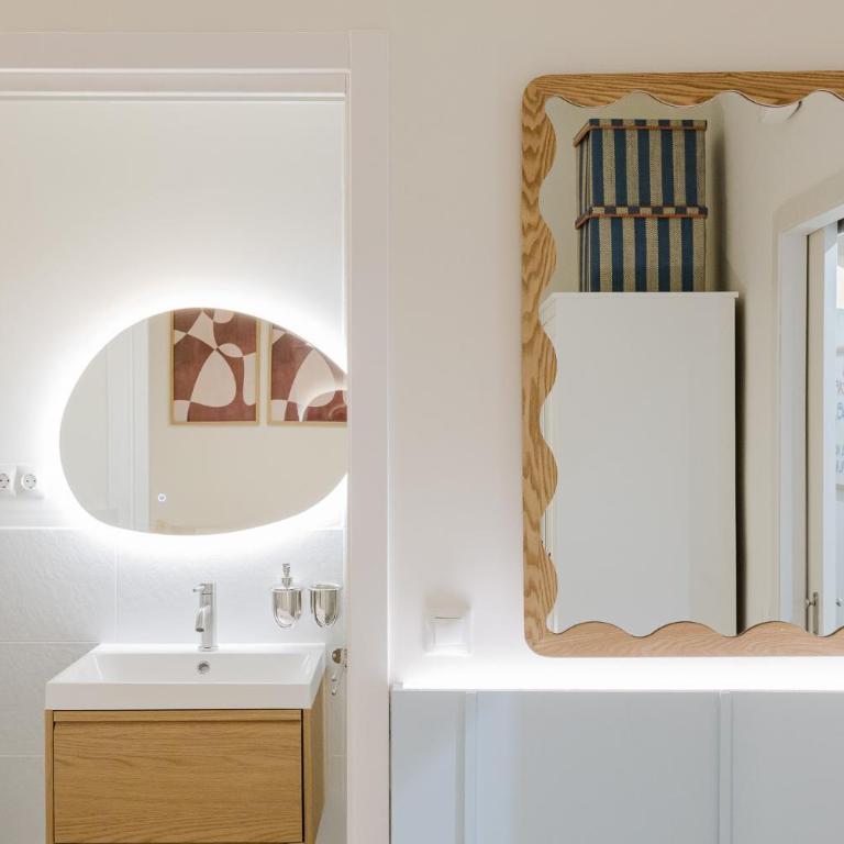 Elegant Stay at Sagrada Familia - Mallorca Street - Four-Bedroom Apartment with Balcony - 15