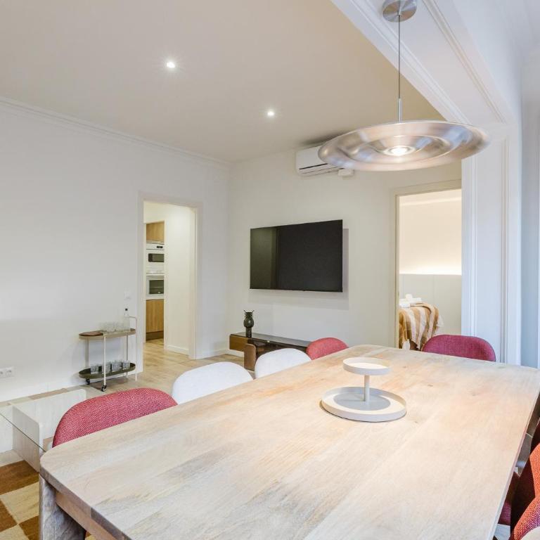 Elegant Stay at Sagrada Familia - Mallorca Street - Four-Bedroom Apartment with Balcony - 3