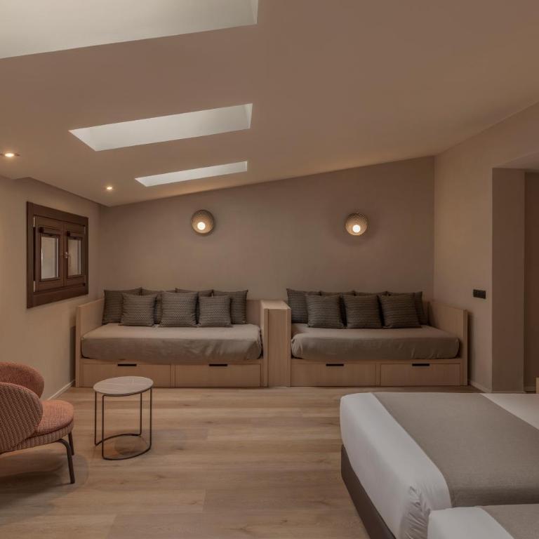 Gran Hotel Barcino 4 Estrellas SUPERIOR - Superior Family Room - 1