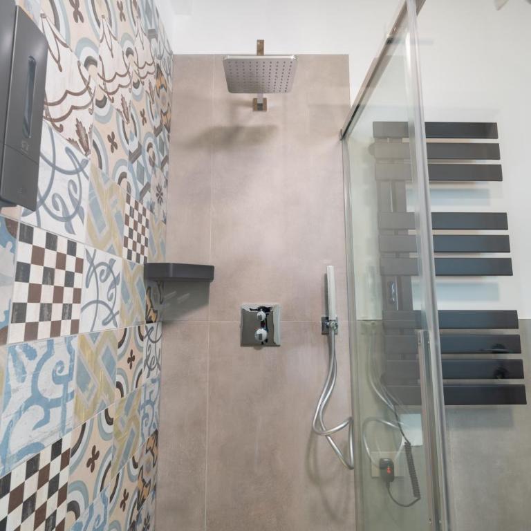 Center Rooms Verona - Deluxe Double Room with Shower - 1