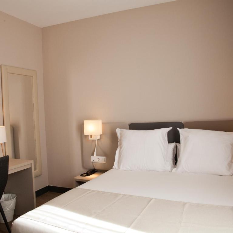 May Ramblas Hotel - Superior Triple Room with Balcony - 3