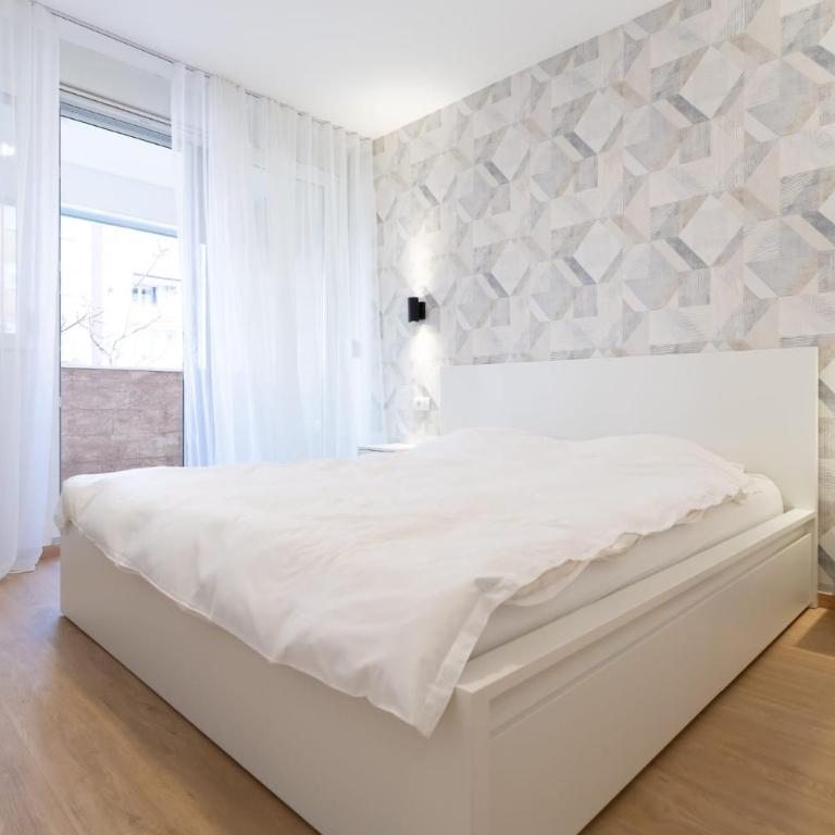 Sunny Apartment with Balcony and great Wi-Fi - Two-Bedroom Apartment - 4