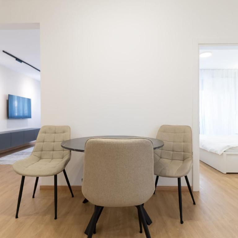 Sunny Apartment with Balcony and great Wi-Fi - Two-Bedroom Apartment - 7