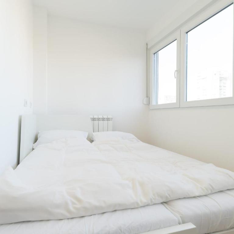 Sunny Apartment with Balcony and great Wi-Fi - Two-Bedroom Apartment - 8