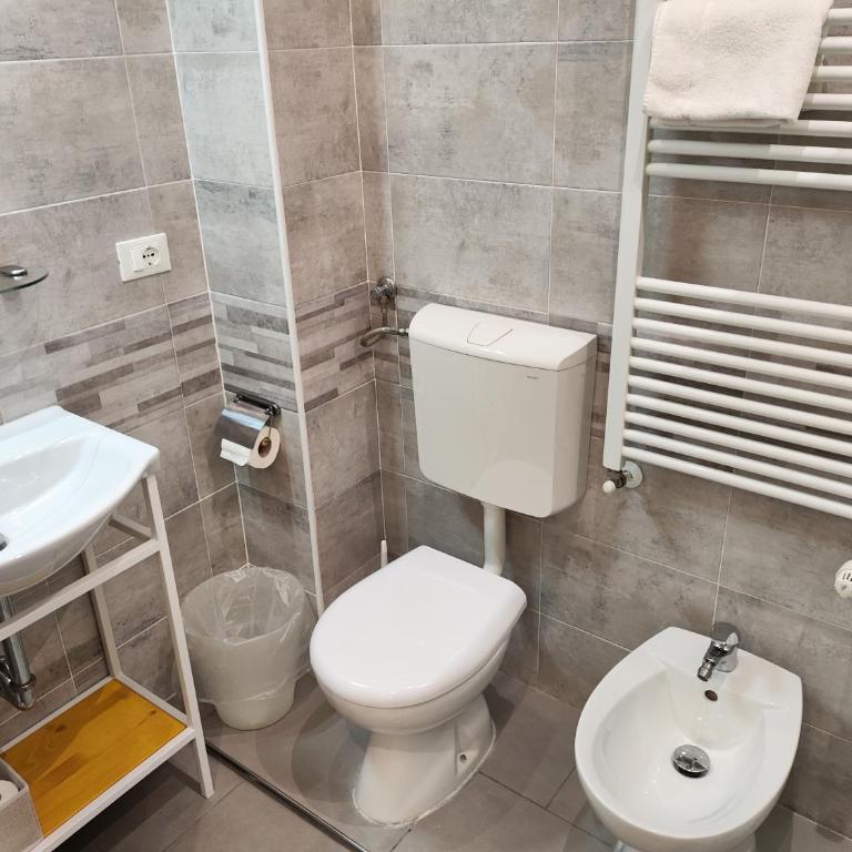 Bed & Breakfast CENTRALE - Camera Tripla con Bagno - 21
